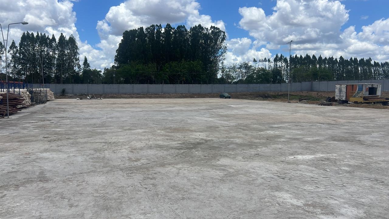 Pátio de empresa pavimentado